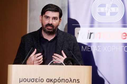 Ο Παντελής Βλαχόπουλος στο βήμα μετά τη βράβευσή του από τον ΠΣΑΤ