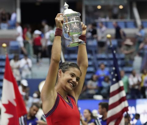 Η Έμμα Ραντουκάνου σηκώνει το τρόπαιο του US Open 