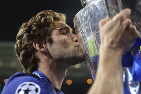 Ο Μάρκος Αλόνσο φιλάει το τρόπαιο για την κατάκτηση του Champions League