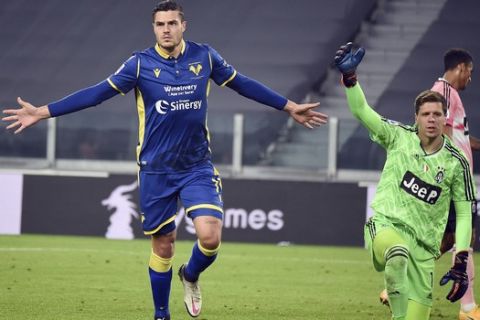 Ο Αντρέα Φαβίλι πανηγυρίζει το γκολ του με τη φανέλα της Βερόνα κόντρα στην Γιουβέντους για την Serie A