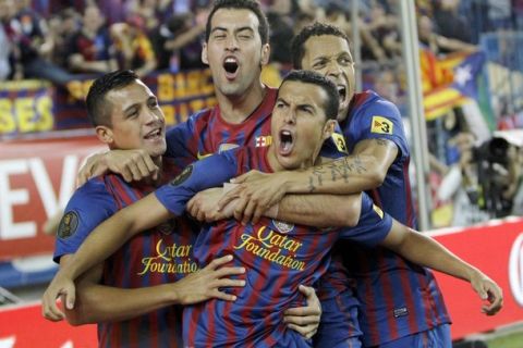 Barcelona's Pedro Rodriguez celebrates his goal with his team mates (L-R) Alexis Sanchez , Sergio Busquets and Adriano during their Spanish King's Cup final against Athletic Bilbao at the Vicente Calderon stadium in Madrid, May 25, 2012.      REUTERS/Joseba Etxaburu (SPAIN - Tags: SPORT SOCCER)