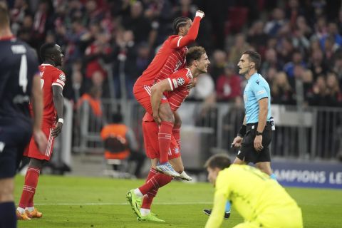 Ο Σερζ Γκνάμπρι της Μπάγερν πανηγυρίζει με τον Λέον Γκορέτσκα γκολ που σημείωσε κόντρα στην Πλζεν για τη φάση των ομίλων του Champions League 2022-2023 στην "Άλιαντς Αρένα", Μόναχο | Τρίτη 4 Οκτωβρίου 2022