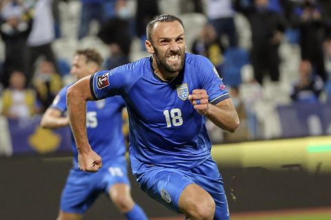 Ο Βεντάτ Μουρίκι του Κοσόβου πανηγυρίζει γκολ που σημείωσε κόντρα στην Ελλάδα για τη φάση των προκριματικών ομίλων της ευρωπαϊκής ζώνης του Παγκοσμίου Κυπέλλου 2022 στο "Φαντίλ Βόκρι", Πρίστινα | Κυριακή 5 Σεπτεμβρίου 2021