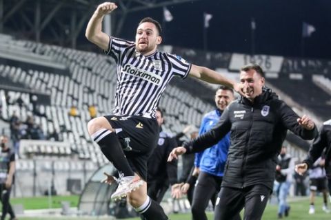 Ο Ζίβκοβιτς πανηγυρίζει γκολ του στο ΠΑΟΚ - ΑΕΚ για τα ημιτελικά του Κυπέλλου Ελλάδας.