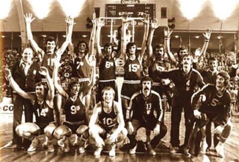Η Γιουγκοσλαβία για πρώτη φορά πρωταθλήτρια Ευρώπης. Όρθιοι από αριστερά: Νόβοσελ (κόουτς), Τσόσιτς, Κνέζεβιτς, Γέρκοβ, Γέλοβατς, Σόλμαν, Τρβντιτς, Κιτσάνοβιτς Καθιστοί: Νταλιμπάγκιτς, Ίβκοβιτς, Σλάβνιτς, Πλέτσας