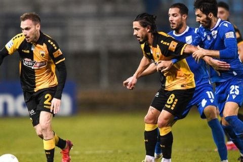 Οι Αντρέ Σιμόες και Μιχάλης Μπακάκης σε αγώνα της ΑΕΚ  κόντρα στην Λαμία για την Super League 