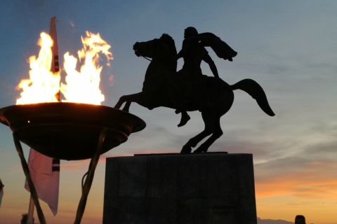 Η Ολυμπιακή Φλόγα φωτίζει το άγαλμα του Μεγάλου Αλεξάνδρου