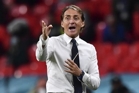 Ο Ρομπέρτο Μαντσίνι δίνει οδηγίες στους παίκτες της Ιταλίας στον αγώνα με την Αυστρία για τους "16" του Euro 2020