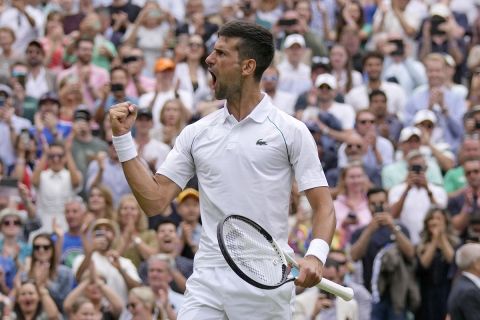 Ο Νόβακ Τζόκοβιτς σε πανηγυρικό στιγμιότυπο από αγώνα του στο Wimbledon | 5 Ιουλίου 2022