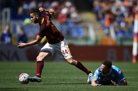 Napoli's forward from Argentina Gonzalo Higuain (R) vies with Roma's defender from Greece Kostas Manolas during the Italian Serie A football match AS Roma vs Napoli on April 25, 2016 at the Olympic Stadium in Rome.  / AFP / FILIPPO MONTEFORTE        (Photo credit should read FILIPPO MONTEFORTE/AFP/Getty Images)