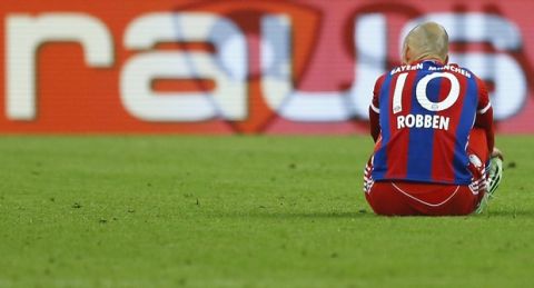 Bayern's Arjen Robben from the Netherlands sits injured on the pitch during the German soccer cup (DFB Pokal) semifinal match between FC Bayern Munich and Borussia Dortmund at the Allianz Arena in Munich, Germany, on Tuesday, April 28, 2015. (AP Photo/Matthias Schrader)
