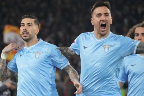 Οι Τζακάνι και Βεσίνο πανηγυρίζουν γκολ της Λάτσιο κόντρα στην Ρόμα για το Coppa Italia | 10 Ιανουαρίου 2024