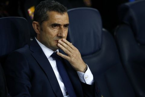 Barcelona coach Ernesto Valverde sits on the bench during the Champions League round of sixteen second leg soccer match between FC Barcelona and Chelsea at the Camp Nou stadium in Barcelona, Spain, Wednesday, March 14, 2018. (AP Photo/Manu Fernandez)