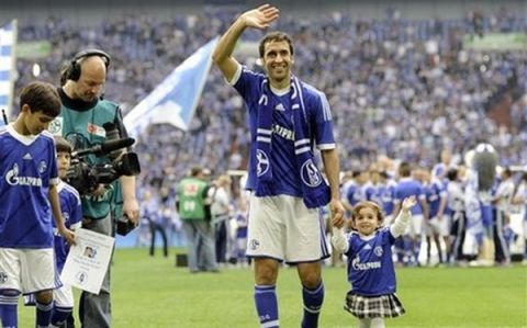 Schalke's Raul of Spain waves good bye to fans with his little daughter after the German first division Bundesliga soccer match between FC Schalke 04 and Hertha BSC Berlin in Gelsenkirchen, Germany, Saturday, 28, 2012. Schalke defeated Berlin with 4-0. Raul leaves the club, where he became the most favored player. (AP Photo/Martin Meissner) - NO MOBILE USE UNTIL 2 HOURS AFTER THE MATCH, WEBSITE USERS ARE OBLIGED TO COMPLY WITH DFL-RESTRICTIONS, SEE INSTRUCTIONS FOR DETAILS -