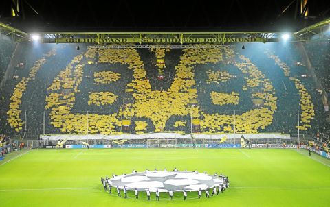 Dienstag 04.12.2012, UEFA Champions League, Saison 12/13 - in Dortmund,
BV Borussia Dortmund - Manchester City FC 1:0,
Fans des BV Borussia Dortmund

Foto: DeFodi.de +++ Copyright Vermerk DeFodi.de -- DeFodi Ltd. & Co. KG, Wellinghofer Str. 117, D- 44263 D o r t m u n d, sport@defodi.de, Tel 0231-700 500 44, Fax 0231-700 54 90, C o m m e r z b a n k D o r t m u n d, Kto: 36 11 76 100, BLZ: 440 400 37 // BIC COBADEFF440 // IBAN: DE74 4404 0037 0361 1761 00 // Steuer-Nr.: 315/5803/1864 , USt-IdNr.: DE814907547 - 7% MwSt.