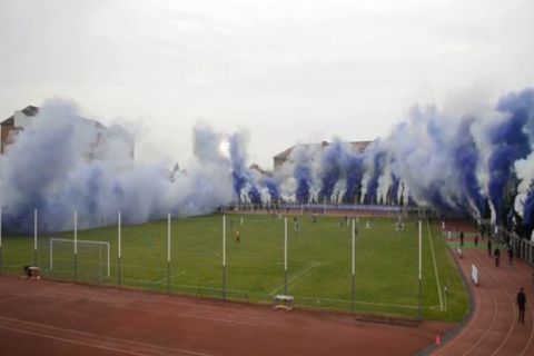Πυροτεχνήματα σε ποδοσφαιρικό αγώνα στην Ρουμανία
