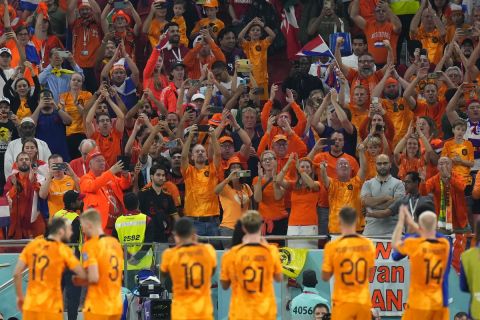 Οι παίκτες της Ολλανδίας πανηγυρίζουν τη νίκη της ομάδας τους κόντρα στη Σενεγάλη