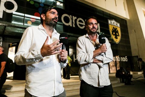 Ο Παντελής Βλαχόπουλος μαζί με τον Θέμη Καίσαρη έξω από την OPAP Arena