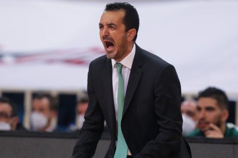 Ο Γιώργος Βόβορας φωνάζει στους παίκτες του Παναθηναϊκού σε αγώνα της EuroLeague 2020/21