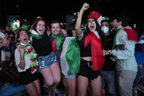 Φίλαθλοι της Ιταλίας πανηγυρίζουν στη Ρώμη την κατάκτηση του Euro 2020 | Κυριακή 11 Ιουνίου 2021