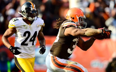 Nov 25, 2012; Cleveland, OH, USA; Cleveland Browns running back Trent Richardson (33) rushes for a touchdown in the third quarter against the Pittsburgh Steelers at Cleveland Browns Stadium. Mandatory Credit: Andrew Weber-US PRESSWIRE