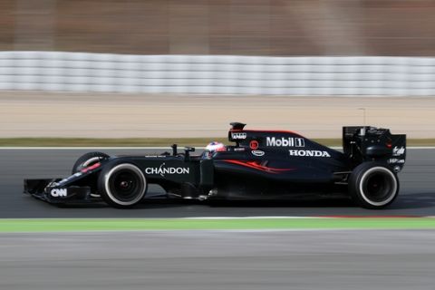 MONTMELO, SPAIN - FEBRUARY 22:  Jenson Button of Great Britain and McLaren Honda drives during day one of F1 winter testing at Circuit de Catalunya on February 22, 2016 in Montmelo, Spain.  (Photo by Mark Thompson/Getty Images)