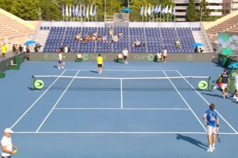 Davis Cup: Άλλαξαν τα λευκά καθίσματα μετά το αίτημα του Τσιτσιπά και τοποθετήθηκαν μπλε