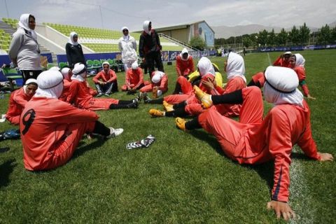 Με 8 άνδρες η γυναικεία ομάδα ποδοσφαίρου του Ιράν!