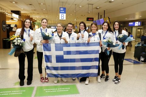 Τα κορίτσια της Εθνικής ομάδας πόλο με την Αλεξία Καμμένου κατά την επιστροφή τους στην Ελλάδα