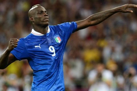 Italian forward Mario Balotelli celebrates after scoring during the penalty shoot out of the Euro 2012 football championships quarter-final match England vs Italy on June 24, 2012 at the Olympic Stadium in Kiev.     AFP PHOTO / GIUSEPPE CACACE        (Photo credit should read GIUSEPPE CACACE/AFP/GettyImages)