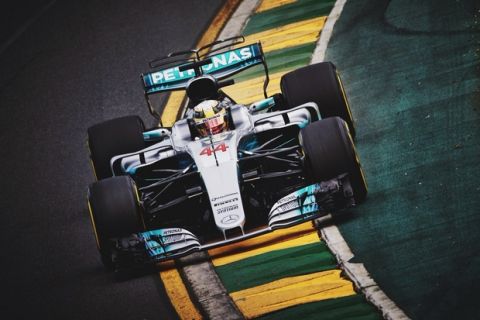 Δηλώνει πίστη και θαυμασμό στη Mercedes o Hamilton