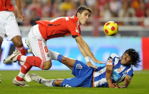 FC Porto's Argentinian Lucho Gonzalez (R, down) is tackled by SL Benfica's Greek Konstantinos Katsouranis during their Portuguese First league football match at the Luz Stadium in Lisbon, on August 30, 2008. AFP PHOTO / MIGUEL RIOPA