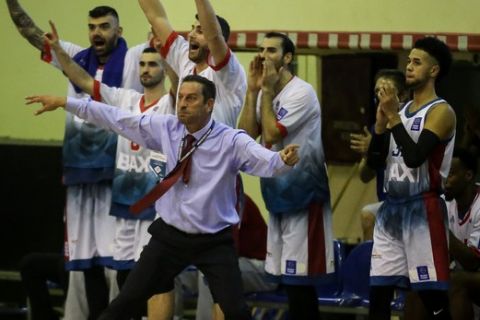 Ο Ντίνος Καλαμπάκος πανηγυρίζει τη νίκη του Μεσολογγίου επί του Άρη στην πρεμιέρα της Basket League 2020/21