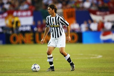 NEW JERSEY - JULY 31:  Alessio Tacchinardi of Juventus in action during the Champions World Series game between Manchester United and Juventus on July 31, 2003, at the Giants Stadium in East Rutherford, New Jersey, America. (Photo by Laurence Griffiths/Getty Images) Manchester United won the match 4-1.