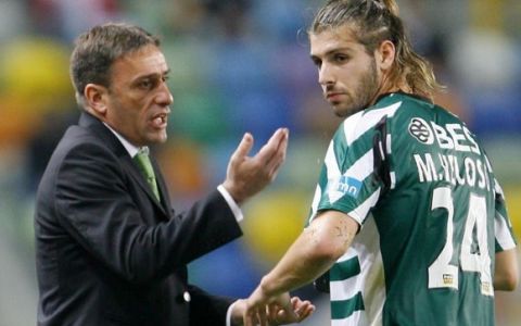 Sporting coach Paulo Bento (L) gives instructions to his player Miguel Veloso during the match against Benfica in their Portuguese Premier League soccer match at Alvalade stadium in Lisbon March 2, 2008. REUTERS/Marcos Borga (PORTUGAL)