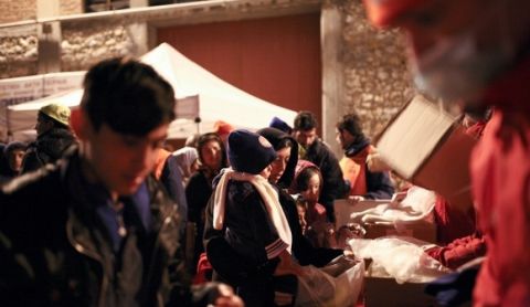 Φαγητό και είδη ένδυσης μοίρασε στους πρόσφυγες ο Ολυμπιακός