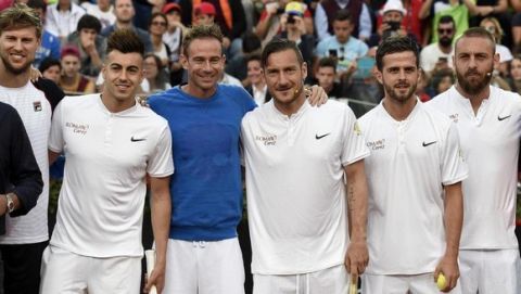 AS Roma's Italian forward Francesco Totti (3D) poses with his teammates Daniele De Rossi (R), Miralem Pjanic (2R) and Stephan El Shaarawy (2L) prior the 'Tennis with Stars' charity tournament involving stars from both, the tennis and soccer fields, in Rome, Italy, 09 May 2016.  
ANSA/CLAUDIO ONORATI
