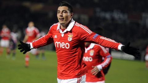 Benfica's Oscar Cardozo celebrates after scoring during the UEFA Europa league round of 16 football match Bordeaux vs Benfica on March 14, 2013 at the Chaban-Delmas stadium in Bordeaux, southwerstern France.      AFP PHOTO / JEAN-PIERRE MULLER         (Photo credit should read JEAN-PIERRE MULLER/AFP/Getty Images)