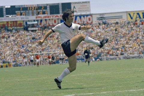 Ο Γκερντ Μίλερ της Δυτικής Γερμανίας σε στιγμιότυπο της αναμέτρησης με την Αγγλία για το Παγκόσμιο Κύπελλο 1970 στο "Εστάδιο Νόου Καμπ", Λεόν | Κυριακή 14 Ιουνίου 1970