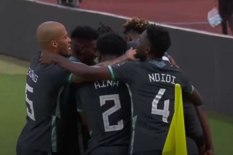 Στιγμιότυπο από τους πανηγυρισμούς των παικτών της Νιγηρίας μετά το γκολ κόντρα στην Αίγυπτο στη πρεμιέρα του Κόπα Άφρικα | 11 Ιανουαρίου 2022
