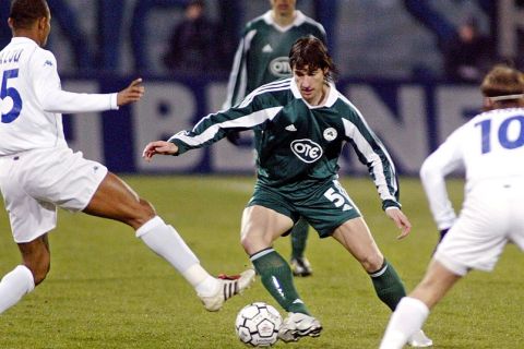 Auxerre's Ivorian forward Bonaventure Kalou (L) and Finnish midfielder Teemu Tainio (R) try to stop Panathinaikos's Greek player Giourkas Seitaridis (C) during their UEFA third round first leg football match, 26 February 2004 at the Abbe Deschamp stadium in Auxerre. 
AFP PHOTO FRED DUFOUR 