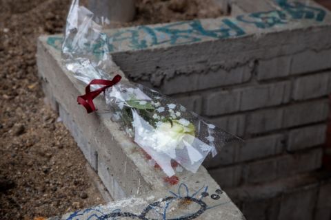 Νεκρός οπαδός στη Θεσσαλονίκη: Το μήνυμα και τα κίτρινα λουλούδια στον τόπο που δολοφονήθηκε ο 19χρονος