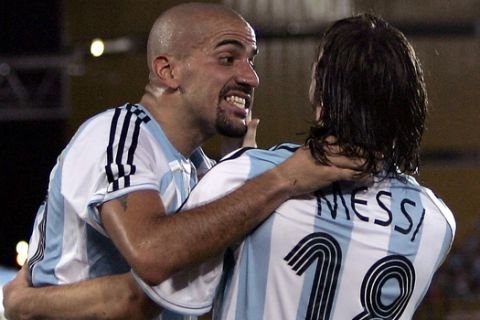 Argentina's Lionel Messi, right, is congratulated by Juan Sebastian Veron after he scored a goal against Mexico during their Copa America semifinal soccer game in Puerto Ordaz, Venezuela, Wednesday, July 11, 2007. (AP Photo/Fernando Llano)