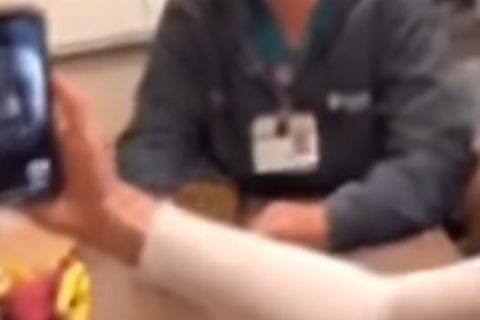 Κορονοϊός: Ο Κάρι ευχαρίστησε με βιντεοκλήση νοσοκόμα που φοράει την φανέλα του