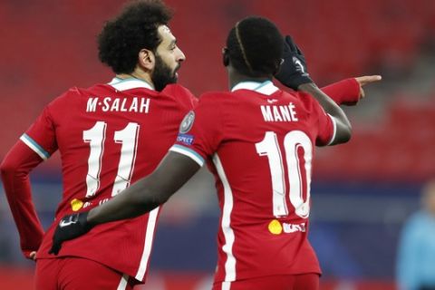 Σαλάχ και Μανέ πανηγυρίζουν γκολ της Λίβερπουλ κόντρα στην Λειψία στο Champions League