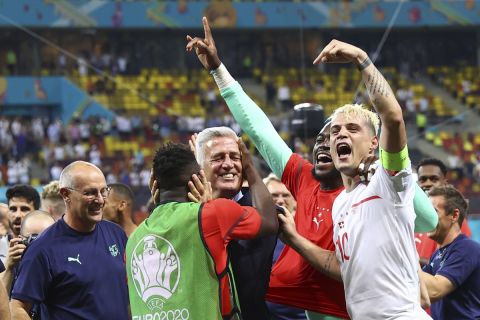 Ο Τσάκα πανηγυρίζει την πρόκριση της Ελβετίας στους "8" του Euro 2020