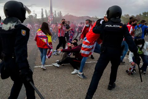 Φίλαθλοι της Ατλέτικο πανηγυρίζουν την κατάκτηση της La Liga 2020-2021 έπειτα από τη νίκη επί της Βαγιαδολίδ στο "Χοσέ Θορίγια", Βαγιαδολίδ | Σάββατο 22 Μαΐου 2021