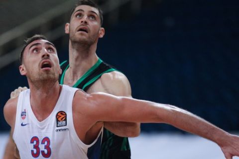 Μιλουτίνοβ και Παπαγιάννης διεκδικούν το ριμπάουντ σε αγώνα του Παναθηναϊκού με την ΤΣΣΚΑ για την EuroLeague