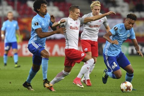 Salzburg's Hannes Wolf, center, Marseille's Luiz Gustavo, left and Boubacar Kamara challenge for the ball during the Europa League group I soccer match between FC Salzburg and Olympique Marseille in the Arena in Salzburg, Austria, Thursday, Sept. 28, 2017. (AP Photo/Kerstin Joensson)