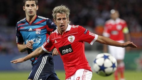 Benfica's Fabio Coentrao, right, challenges for the ball with Lyon's Maxime Gonalons, left, during their Champions League soccer match at Gerland stadium, in Lyon, central France, Wednesday, Oct. 20, 2010. (AP Photo/Laurent Cipriani)